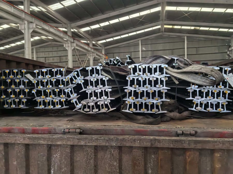Rieles ligeros de acero apilados de Comercializadora Penagos